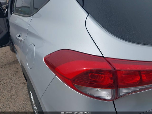 KM8J23A49JU655765 Hyundai TUCSON SE