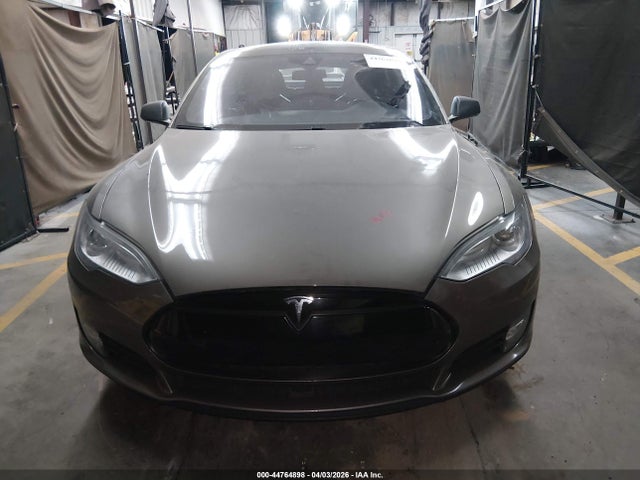 44764898 :رقم المزاد ، 5YJSA1H28FF093622 vin ، 2015 Tesla Model S مزاد بيع