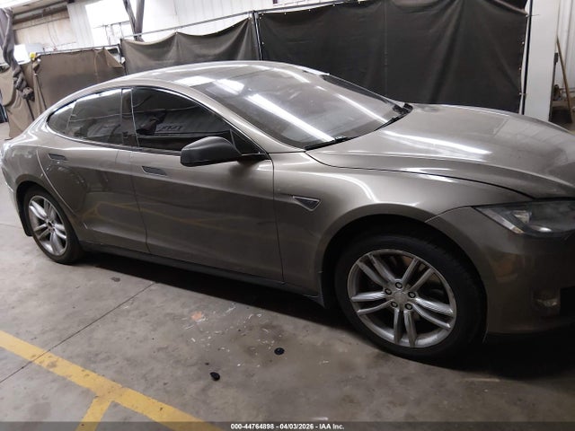 44764898 :رقم المزاد ، 5YJSA1H28FF093622 vin ، 2015 Tesla Model S مزاد بيع