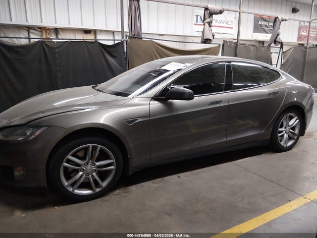 44764898 :رقم المزاد ، 5YJSA1H28FF093622 vin ، 2015 Tesla Model S مزاد بيع