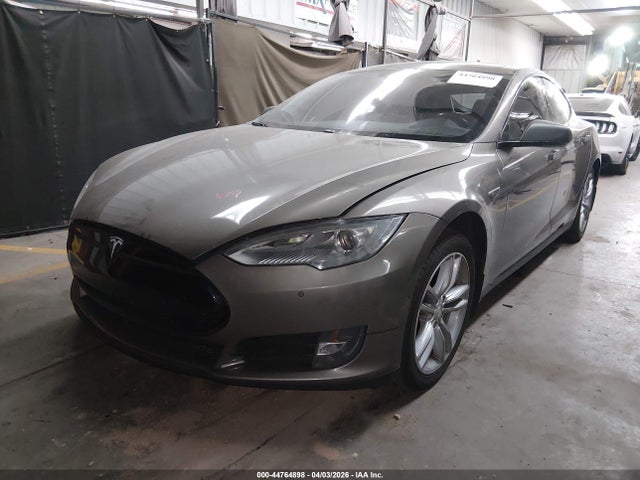 44764898 :رقم المزاد ، 5YJSA1H28FF093622 vin ، 2015 Tesla Model S مزاد بيع