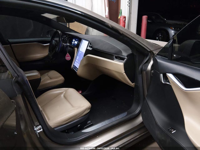 44764898 :رقم المزاد ، 5YJSA1H28FF093622 vin ، 2015 Tesla Model S مزاد بيع