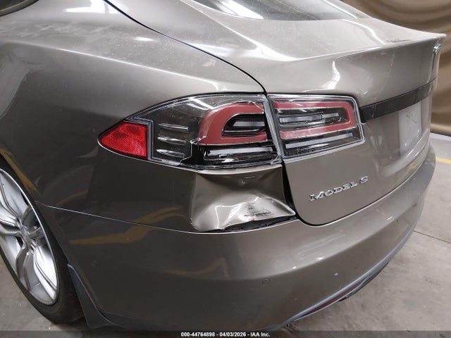 44764898 :رقم المزاد ، 5YJSA1H28FF093622 vin ، 2015 Tesla Model S مزاد بيع