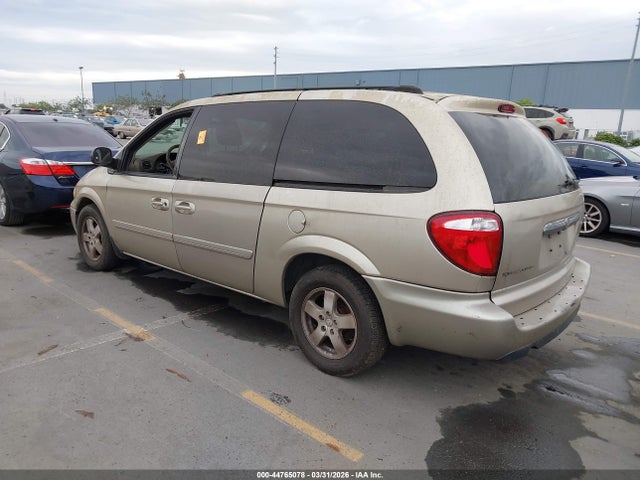 2005 CHRYSLER TOWN & COUNTRY 2C4GP44R15R398312 Photo 2