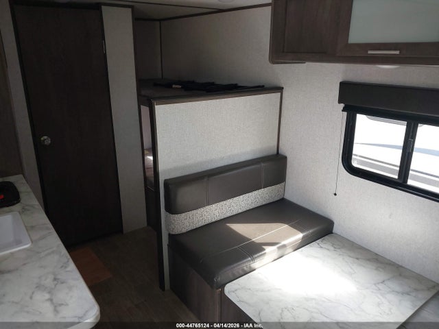 44765124 :رقم المزاد ، 4YDT17B10MH933975 vin ، 2021 Coleman Other مزاد بيع