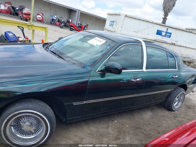Aukcja sprzedaży 2003 Lincoln Town Car Executive L, vin: 1LNHM84WX3Y643980, numer aukcji: 44765367