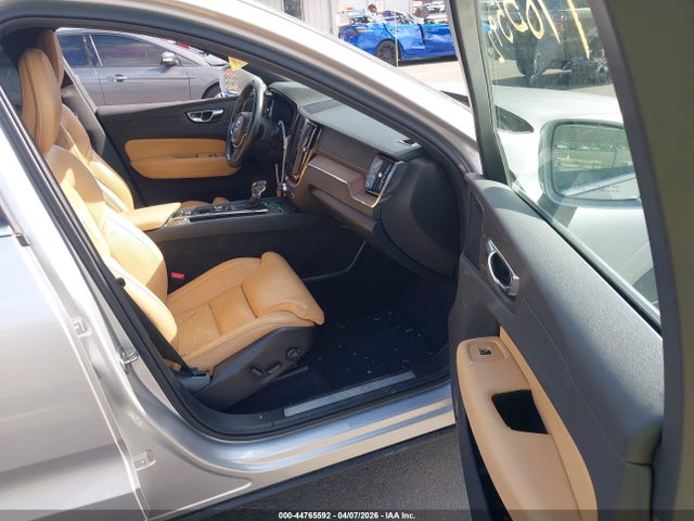 2019 VOLVO XC60 LYV102RLXKB235721 Photo 4