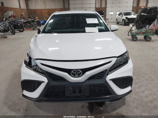 44765843 :رقم المزاد ، 4T1G11AK3MU421674 vin ، 2021 Toyota Camry Se مزاد بيع