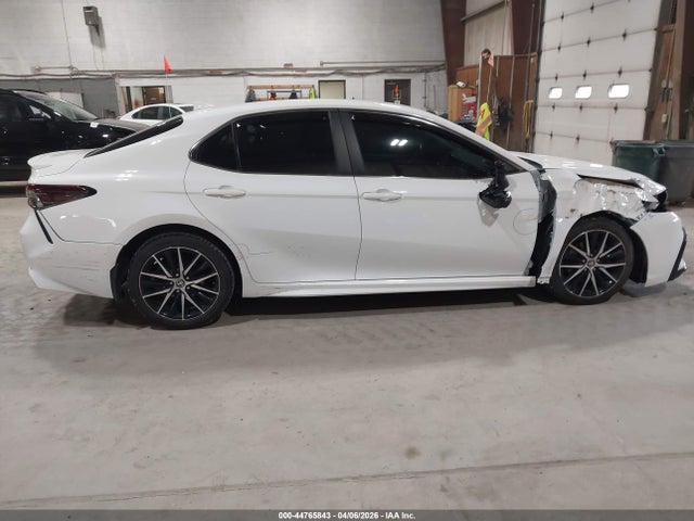 44765843 :رقم المزاد ، 4T1G11AK3MU421674 vin ، 2021 Toyota Camry Se مزاد بيع