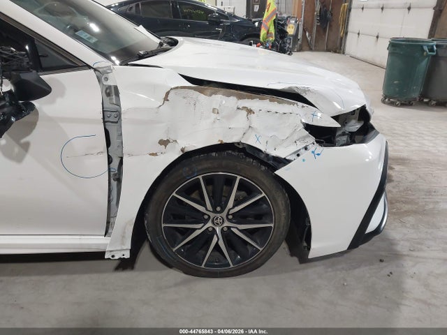 44765843 :رقم المزاد ، 4T1G11AK3MU421674 vin ، 2021 Toyota Camry Se مزاد بيع