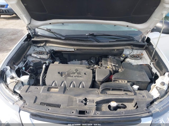 JA4AZ2A39HZ032204 Mitsubishi Outlander Es