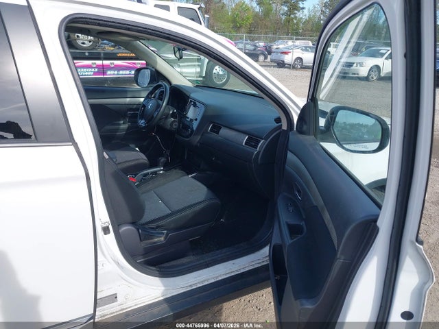 JA4AZ2A39HZ032204 Mitsubishi Outlander Es