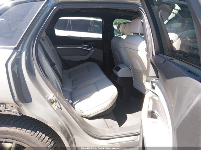 44768053 :رقم المزاد ، WA1VABGE6NB033607 vin ، 2022 Audi E-tron Chronos Quattro مزاد بيع