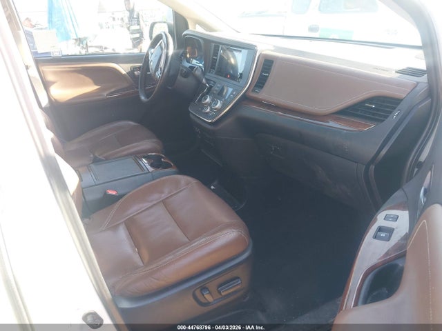 5TDYZ3DC5HS882838 Toyota Sienna Limited 7 Passenger