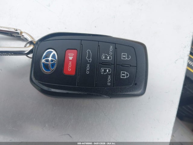 5TDJRKEC2NS083878 Toyota SIENNA XLE