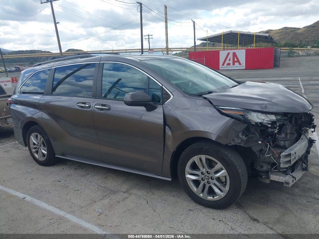 5TDJRKEC2NS083878 Toyota SIENNA XLE