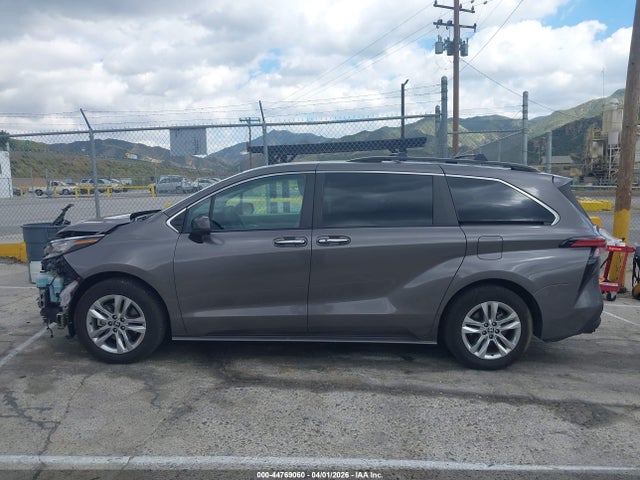 5TDJRKEC2NS083878 Toyota SIENNA XLE