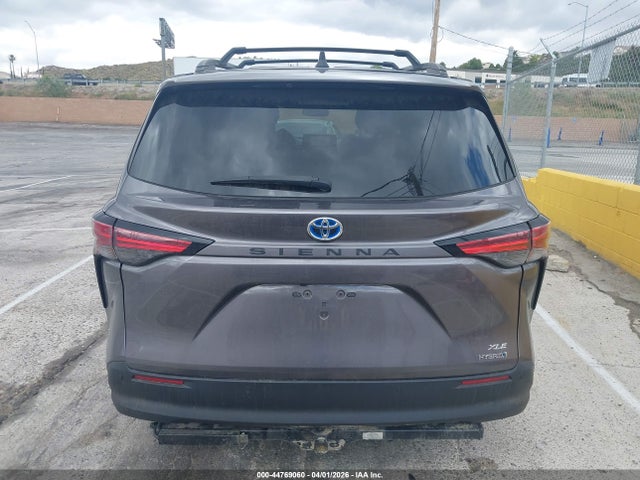 5TDJRKEC2NS083878 Toyota SIENNA XLE