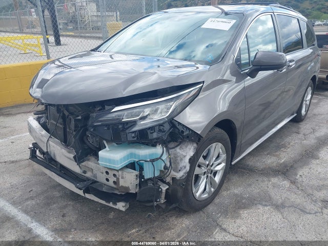 5TDJRKEC2NS083878 Toyota SIENNA XLE