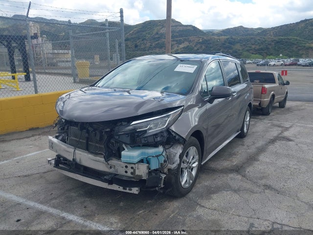 5TDJRKEC2NS083878 Toyota SIENNA XLE