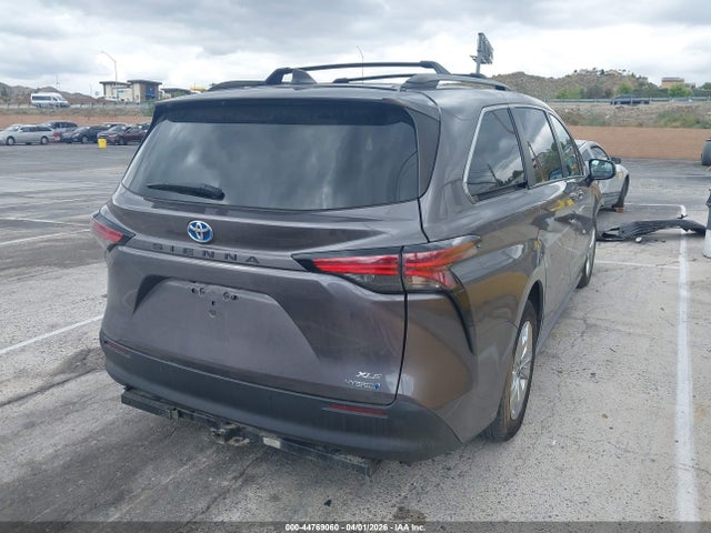 5TDJRKEC2NS083878 Toyota SIENNA XLE