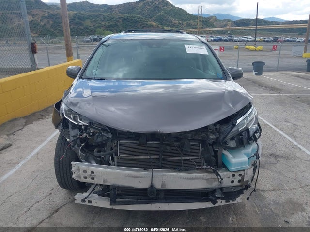 5TDJRKEC2NS083878 Toyota SIENNA XLE