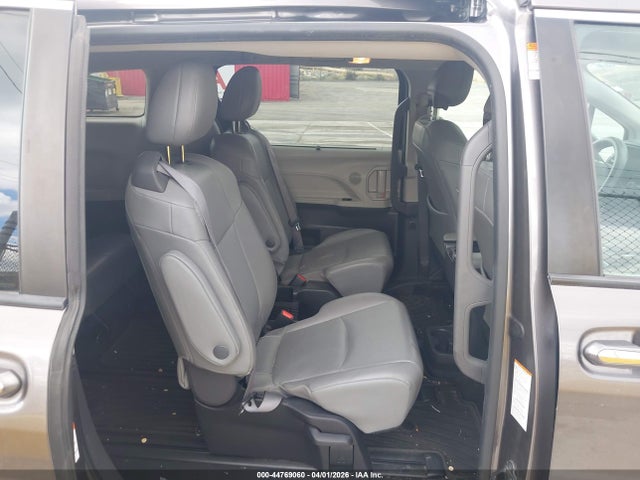 5TDJRKEC2NS083878 Toyota SIENNA XLE