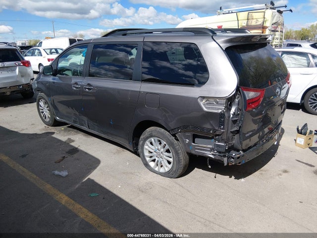 Toyota Sienna Xle 7 Passenger 2017 5TDDZ3DC2HS178076 Image 3