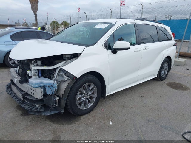 Toyota SIENNA LE 2021 5TDKRKEC5MS036380 Image 2