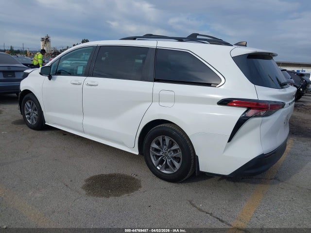Toyota SIENNA LE 2021 5TDKRKEC5MS036380 Image 3