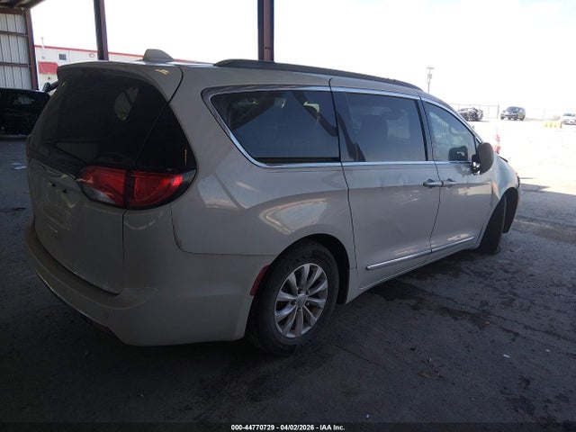 Продаж на аукціоні авто 2017 Chrysler Pacifica Touring-l, vin: 2C4RC1BG1HR633784, номер лоту: 44770729