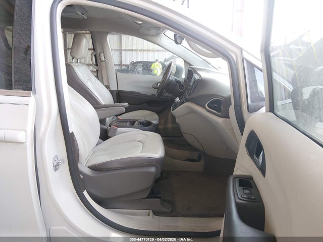 Продаж на аукціоні авто 2017 Chrysler Pacifica Touring-l, vin: 2C4RC1BG1HR633784, номер лоту: 44770729