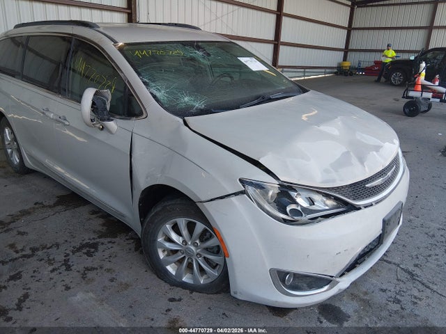 Продаж на аукціоні авто 2017 Chrysler Pacifica Touring-l, vin: 2C4RC1BG1HR633784, номер лоту: 44770729