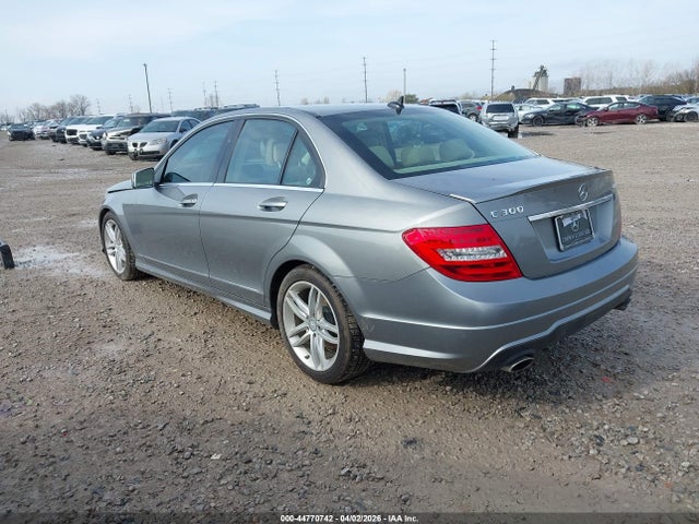 2012 MERCEDES-BENZ C 300 WDDGF8BB7CR234085 Photo 2