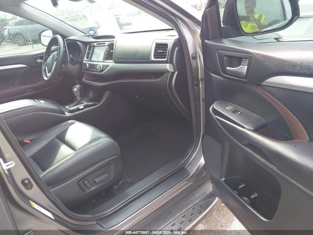 Продажа на аукционе авто 2017 Toyota Highlander Xle, vin: 5TDKZRFH4HS510716, номер лота: 44770957