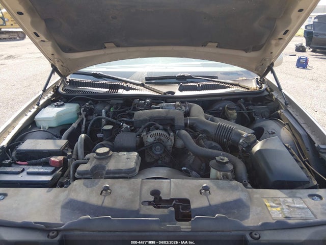 44771098 :رقم المزاد ، 1LNHM81W84Y661514 vin ، 2004 Lincoln Town Car Signature مزاد بيع