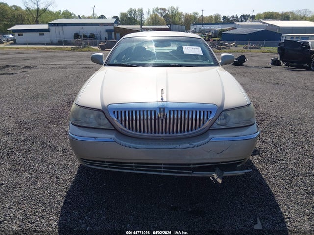 44771098 :رقم المزاد ، 1LNHM81W84Y661514 vin ، 2004 Lincoln Town Car Signature مزاد بيع