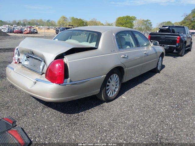 44771098 :رقم المزاد ، 1LNHM81W84Y661514 vin ، 2004 Lincoln Town Car Signature مزاد بيع