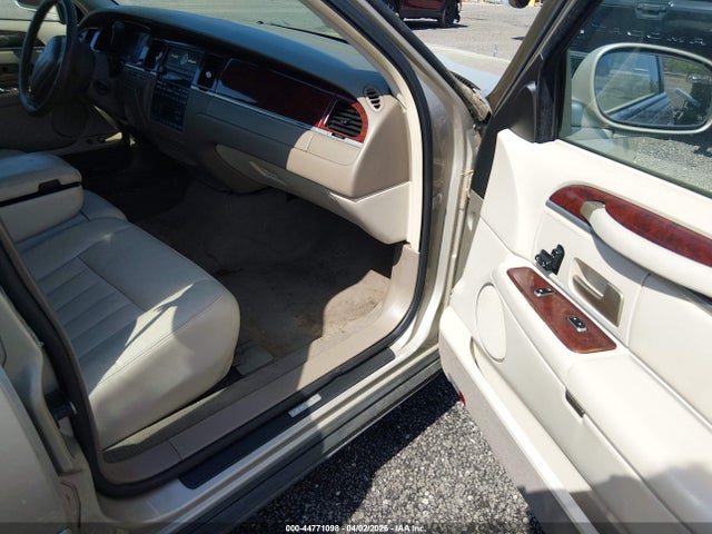 44771098 :رقم المزاد ، 1LNHM81W84Y661514 vin ، 2004 Lincoln Town Car Signature مزاد بيع