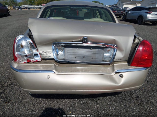 44771098 :رقم المزاد ، 1LNHM81W84Y661514 vin ، 2004 Lincoln Town Car Signature مزاد بيع