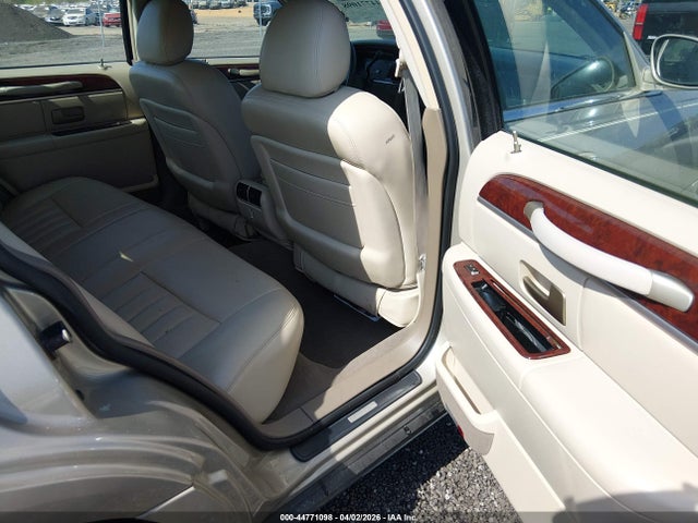 44771098 :رقم المزاد ، 1LNHM81W84Y661514 vin ، 2004 Lincoln Town Car Signature مزاد بيع