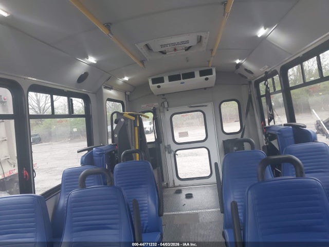 Ford E-450 Cutaway 2016 1FDFE4FS5GDC23337 Image 13
