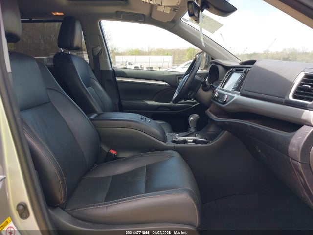 2018 TOYOTA HIGHLANDER 5TDJZRFH7JS489071 Photo 4
