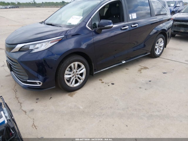 Toyota Sienna Limited 2026 5TDZRKEC1TS301728 Image 2