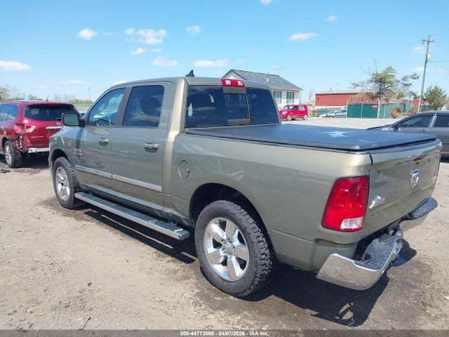 2015 RAM 1500 1C6RR7LG1FS679909 Photo 2