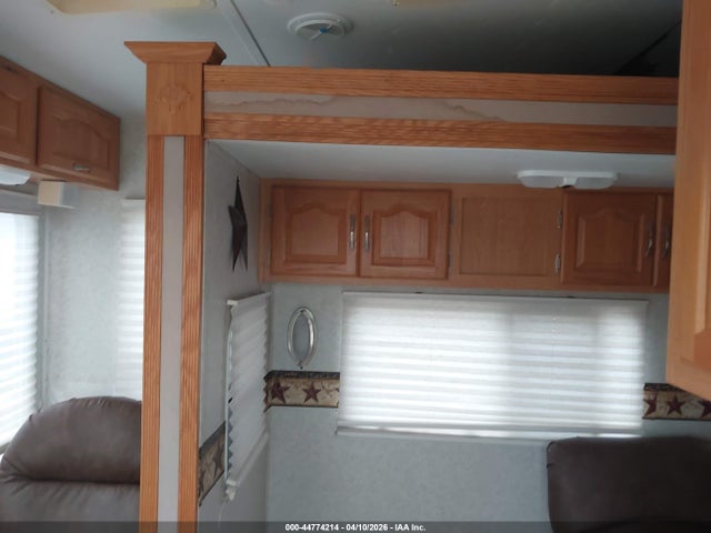 44774214 :رقم المزاد ، 4X4FSEF284A027600 vin ، 2004 Forest River Fifth Wheel Series M مزاد بيع