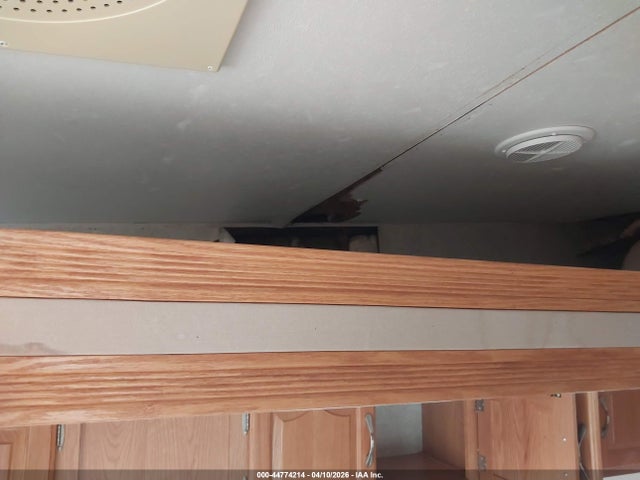44774214 :رقم المزاد ، 4X4FSEF284A027600 vin ، 2004 Forest River Fifth Wheel Series M مزاد بيع