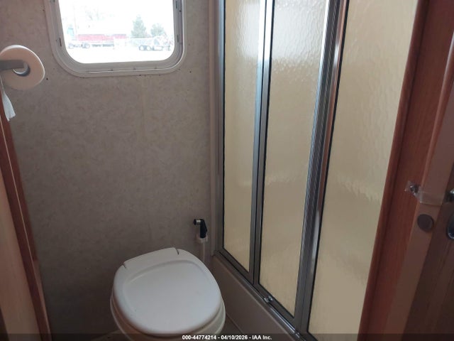 44774214 :رقم المزاد ، 4X4FSEF284A027600 vin ، 2004 Forest River Fifth Wheel Series M مزاد بيع