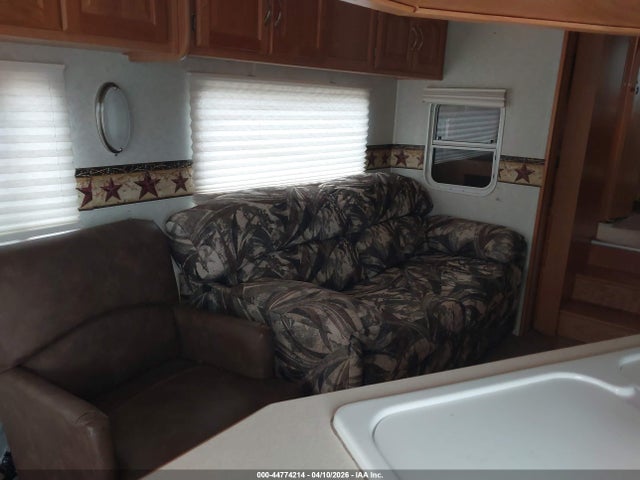 44774214 :رقم المزاد ، 4X4FSEF284A027600 vin ، 2004 Forest River Fifth Wheel Series M مزاد بيع