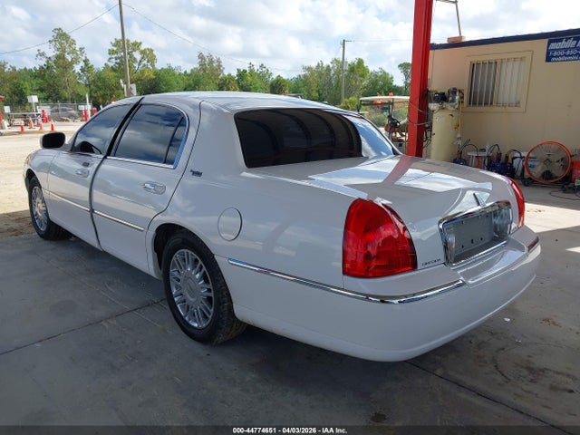 2009 LINCOLN TOWN CAR 2LNHM82V59X636700 Photo 2